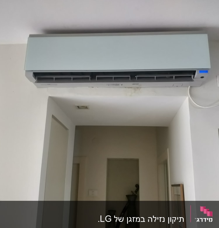 מזגן מותקן על קיר עם כבל חשמל מחובר